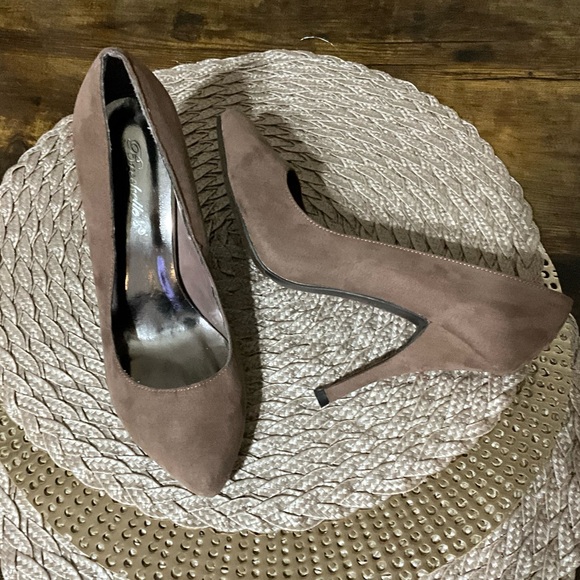 Breckelle’s Holly Womens Blush Suede Heels Size 7 - Picture 4 of 7